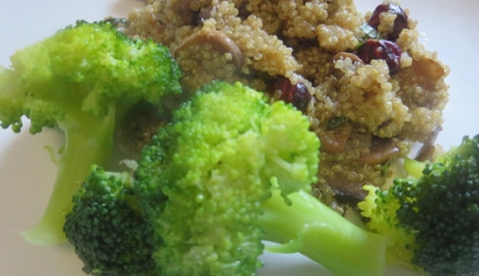 Kruidige quinoa met gebakken broccoli en gebakken paddenstoe ...
