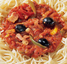 Spaghetti met spekjes, paprika's en zwarte olijven recept ...