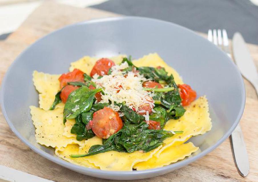 Pompoenravioli met spinazie, parmezaanse kaas en cherrytomaten