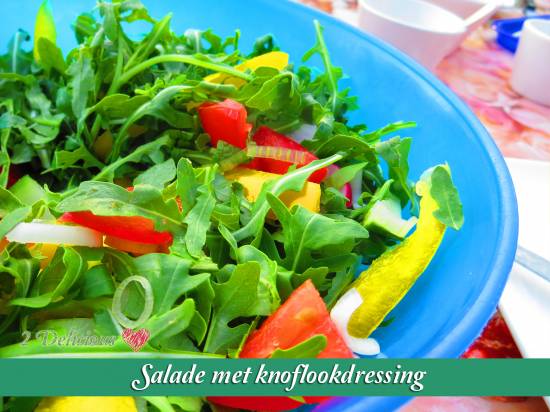 Salade met knoflookdressing recept