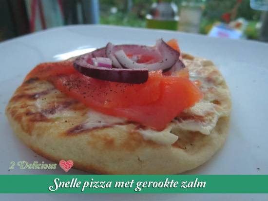 Snelle pizza met gerookte zalm recept