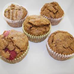 Volkoren muffins met aardbeien en bananen recept