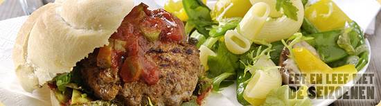 Italiaanse hamburgers met tomaten-knoflooksaus en pastasalad ...