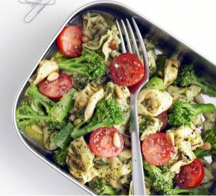 Salade van tortellini met broccoli, pesto en honingtomaten&r ...
