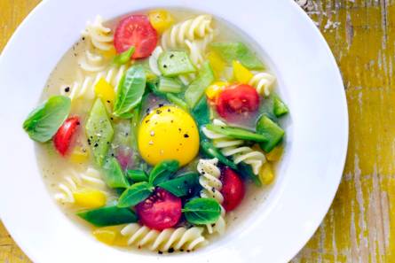 Glutenvrije minestrone met ei en groenten