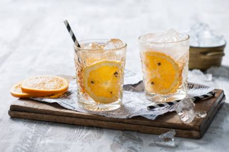 Gin-tonic met sinaasappel en kruidnagel