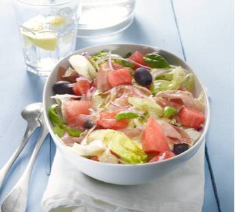Salade van watermeloen met olijven en rauwe ham recept ...