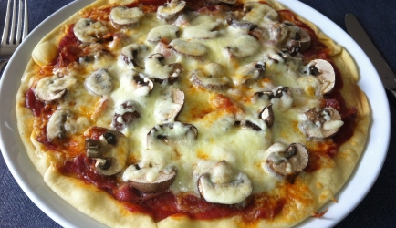 Pizza met gebakken spek en champignons. recept