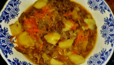 Stoofschotel van aardappelen wortel selderij en corned beef ...