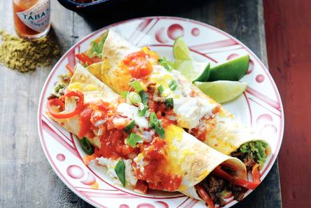 Gevulde tortilla's met gehakt en tomatensaus