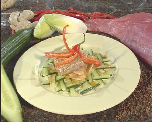 Gebakken tonijn op witlof, komkommer met sesamdressing recept ...