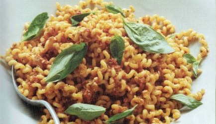 Siciliaanse pasta met tomaten&comma; knoflook en amandelen ...