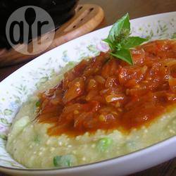 Polenta met pikante tomaten en portobello saus recept