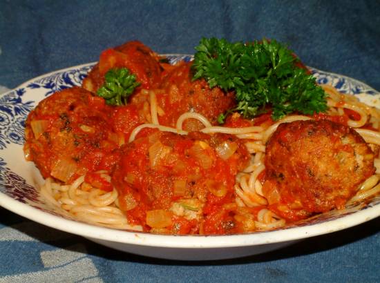 Tonijnballetjes met tomatensaus en spaghetti recept