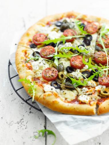 Recept 'pizza met olijven, raketsla & kappertjes'