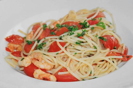 Smullen! pittige spaghetti met tomaten en garnalen recept ...