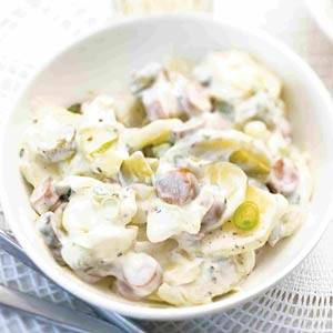 Aardappelsalade met knakworstjes recept