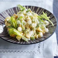 Aardappelsalade met bleekselderij en kaas recept