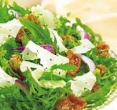 Groene salade met yoghurtdressing en manchego en pecannoten ...