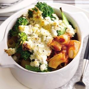 Pastaovenschoteltje met paprikasaus en broccoli recept