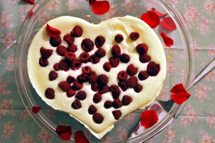 No-bake valentijnstaart met witte chocolade & frambozen