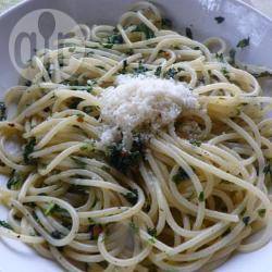Spaghetti met knoflook, peterselie en chilipeper recept