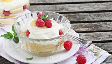 Yoghurt met fruit en cake recept