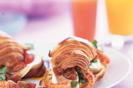 Warme croissants met brie en rivierkreeftjes