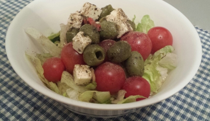 Makkelijke salade met witte kaas blokjes en groene olijven recept ...