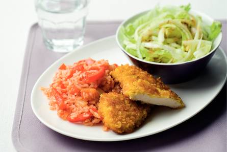 Krokante kipschnitzels met tomaten-paprikarijst