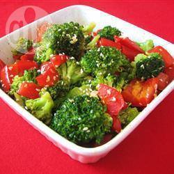 Gewokte groene paprika en broccoli met sesamzaadjes en sesamolie