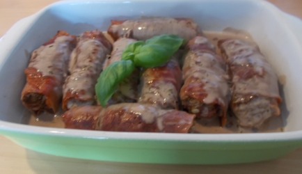 Italiaanse gehakrolletjes in romige rodewijnsaus recept ...
