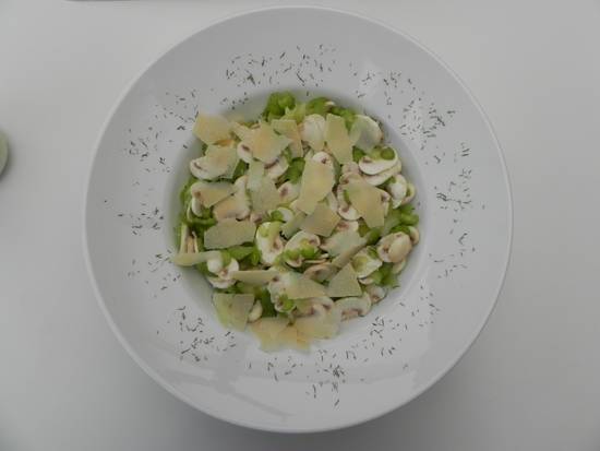 Bleekselderij en champignon salade met parmigiano-reggiano ...