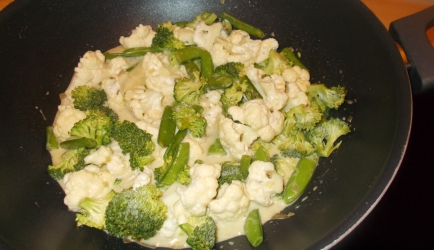 Bloemkool&comma; broccoli en peultjes in een zacht romige ...