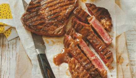 Ribeye van de barbecue met steaksaus recept