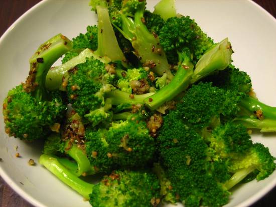 Roergebakken broccoli met knoflook & kruiden recept