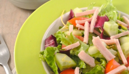 Salade met pesto en yoghurtdressing recept