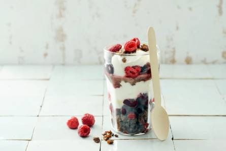Romige yoghurt met zomerfruit en honing