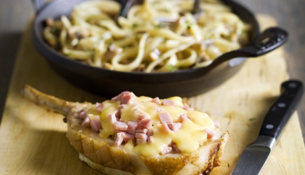 Varkenskroontje met kaas, ham en pasta en champignonsaus ...