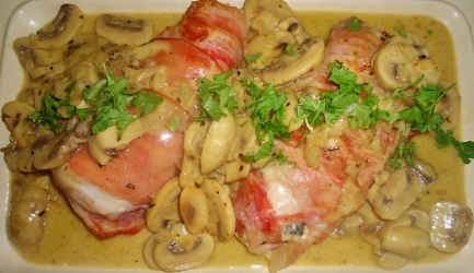 In spek gebakken kipfilet met champignon roomsaus recept ...
