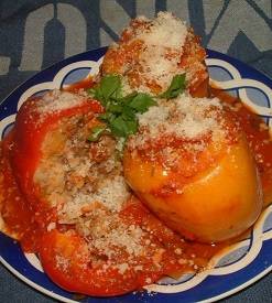 Met gehakt gevulde paprikas in tomatensaus recept