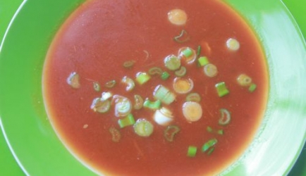 Chinese tomatensoep met rauwe prei recept