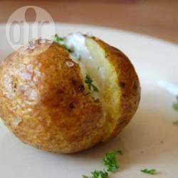 Gepofte aardappelen met bosuitjes en roomkaas recept