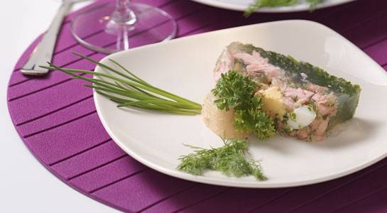 Aspic van riesling met zalm garnalen en groene kruiden recept ...