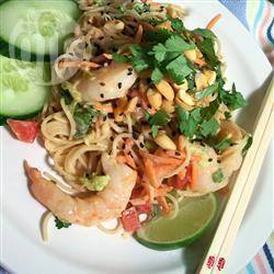 Thaise rijstnoedel salade met garnalen recept