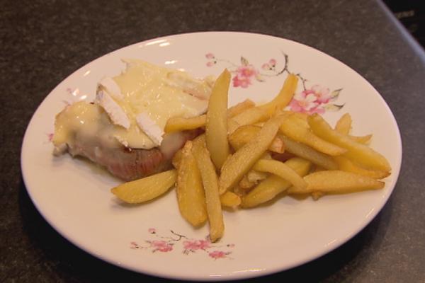 Rumsteak met camembert en cowboy-frieten