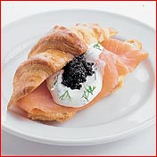 Croissants met zalm en dillemayonaise recept