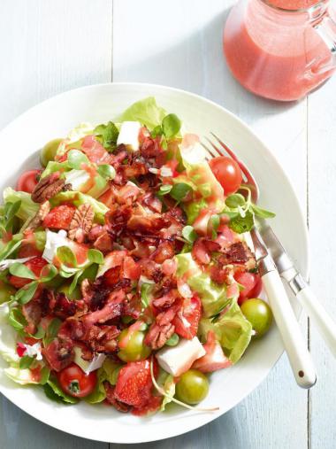 Recept 'salade met aardbeien, pecannoten en spekjes'