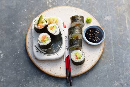 Sushirol met zalm en avocado