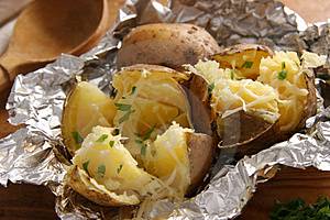 Gepofte aardappelen met kruidige hüttenkäse recept
